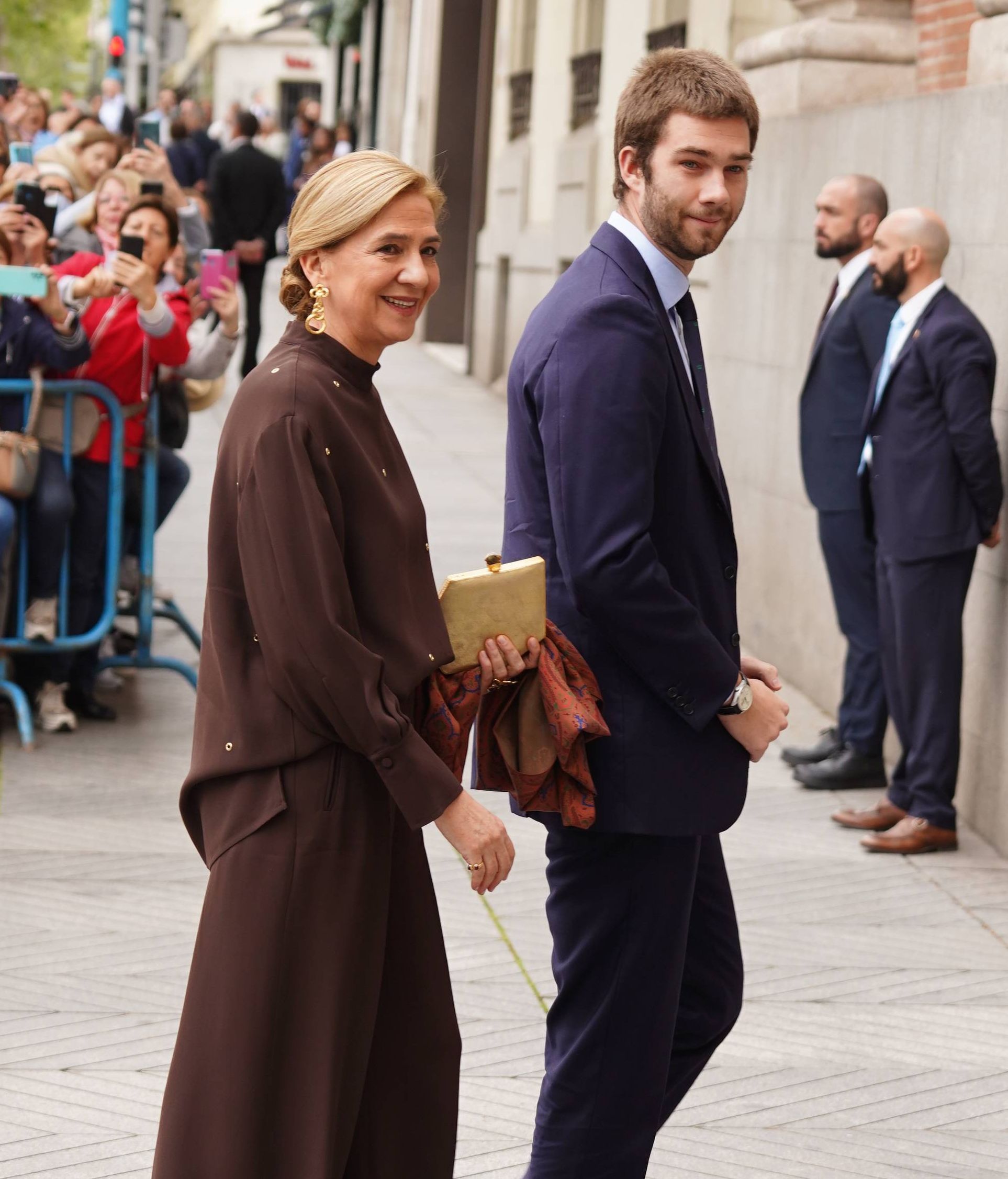 Juan Urdangarin con su madre en la boda de José Luis Martínez Almeida. FUENTE: Cordonpress
