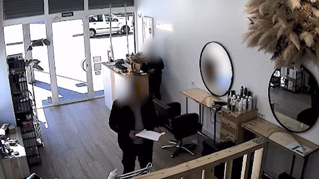 Ladrón utilizando el método 'undepaper' para robar en una tienda de Granollers