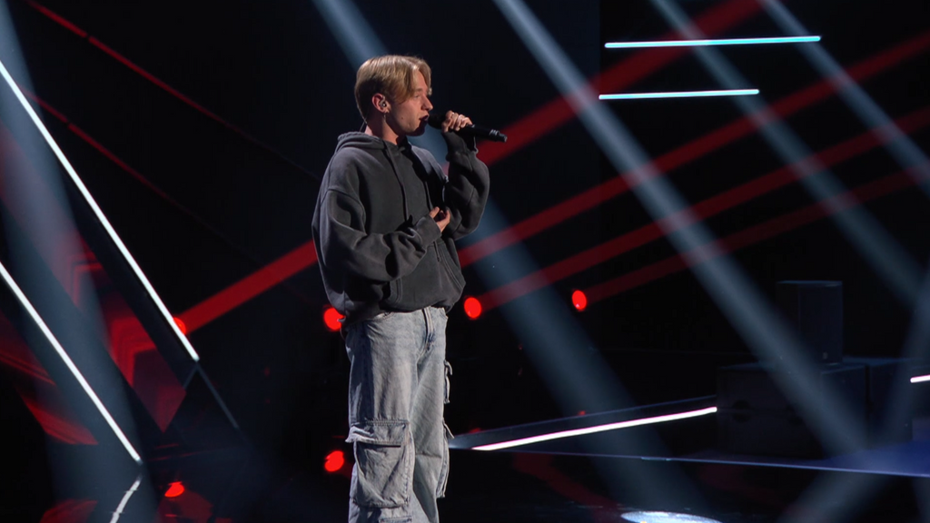 Ryan Chapman canta en el escenario de 'Factor X'