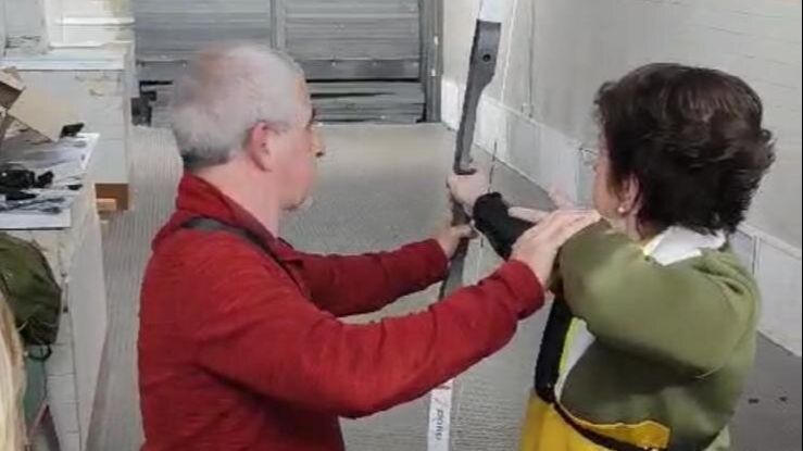 Txus recibe las nociones de su instructor durante la clase de tiro con arco