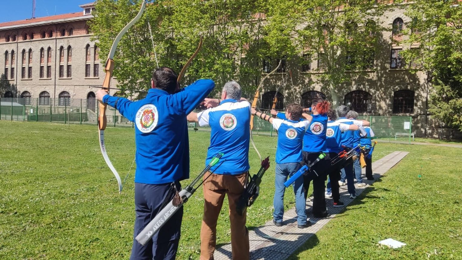 Varias personas practican esta disciplina deportiva en Vitoria