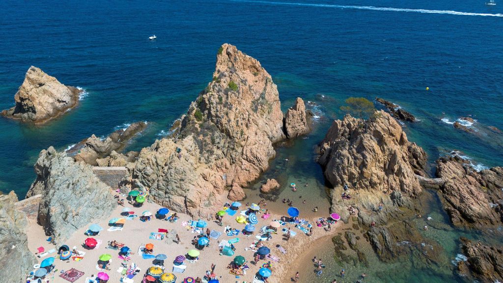 Archivo - Numerosas personas disfrutan de un día de playa en la Costa Brava, a 30 de julio de 2023, en Tossa de Mar, Girona, Cataluña (España).