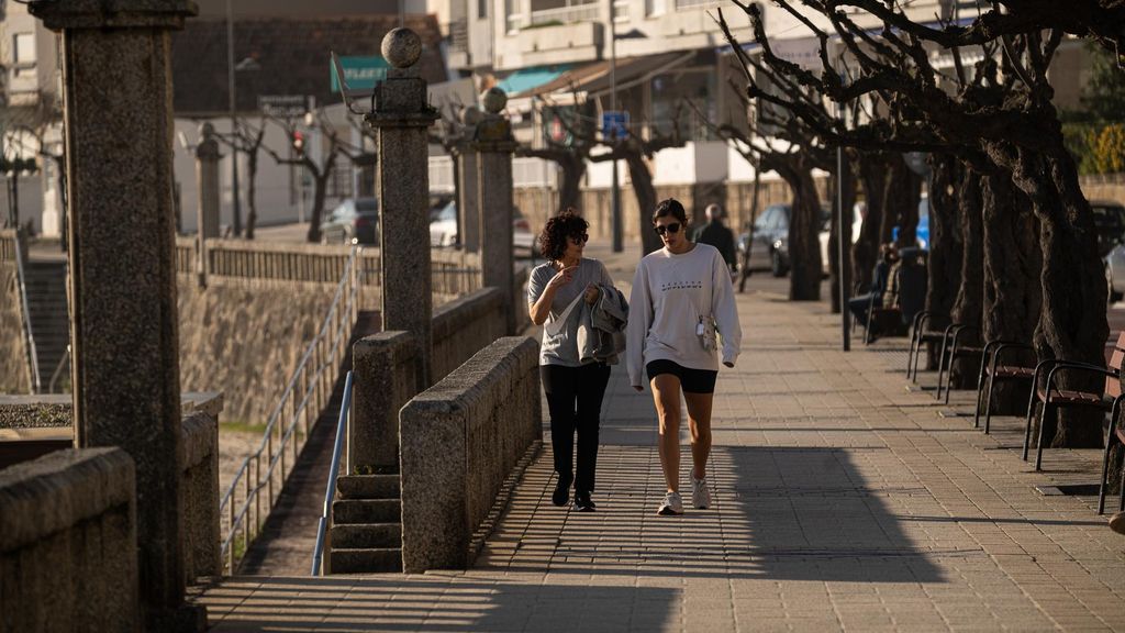 Archivo - Dos personas pasean por la playa de Silgar, a 25 de enero de 2024, en Sanxenxo, Pontevedra, Galicia (España).