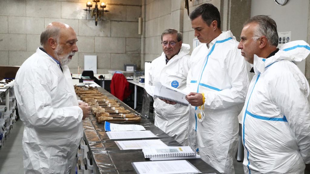 El presidentedel Gobierno, Pedro Sánchez visita el laboratorio forense instalado en Cuelgamuros para la identificación de los restos de víctimas de la Guerra Civil