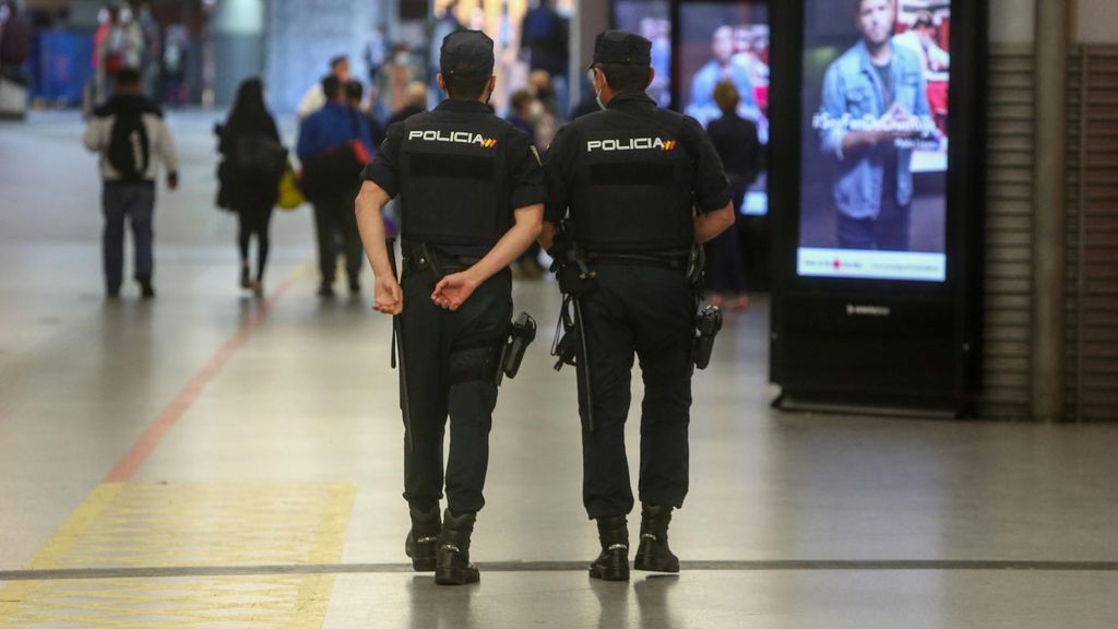Archivo - Agentes de la Policía Nacional realizan controles en la estación de tren Madrid-Puerta de Atocha