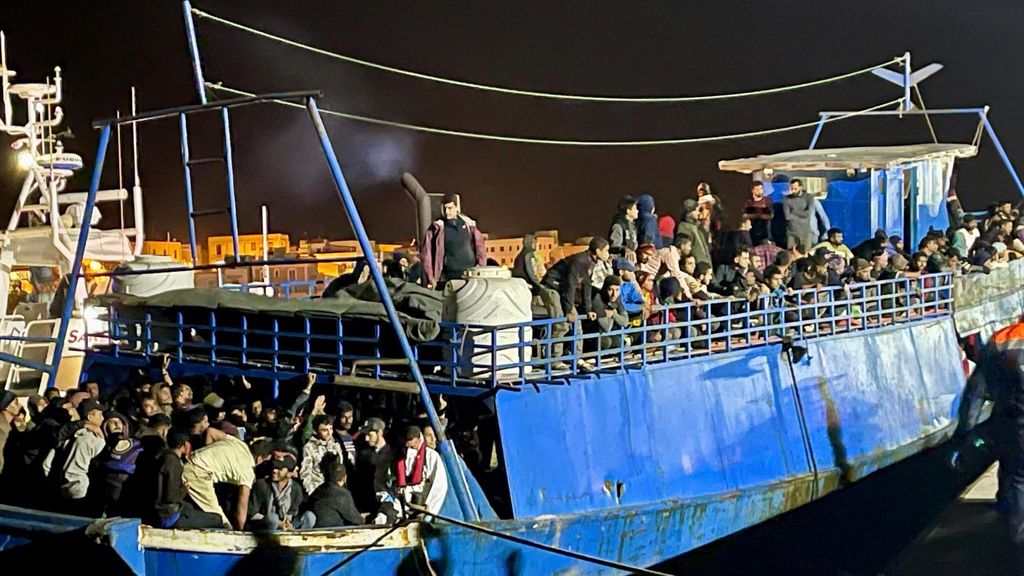 Archivo - Imagen de archivo de un barco con unos 400 migrantes a bordo en su llegada a Lampedusa (Italia)