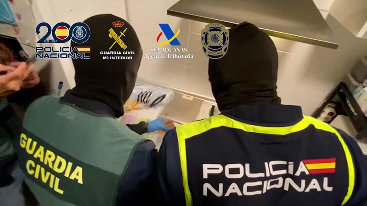 Dos agentes en la operación actuando de forma conjunta en la operación contra el narcotráfico.