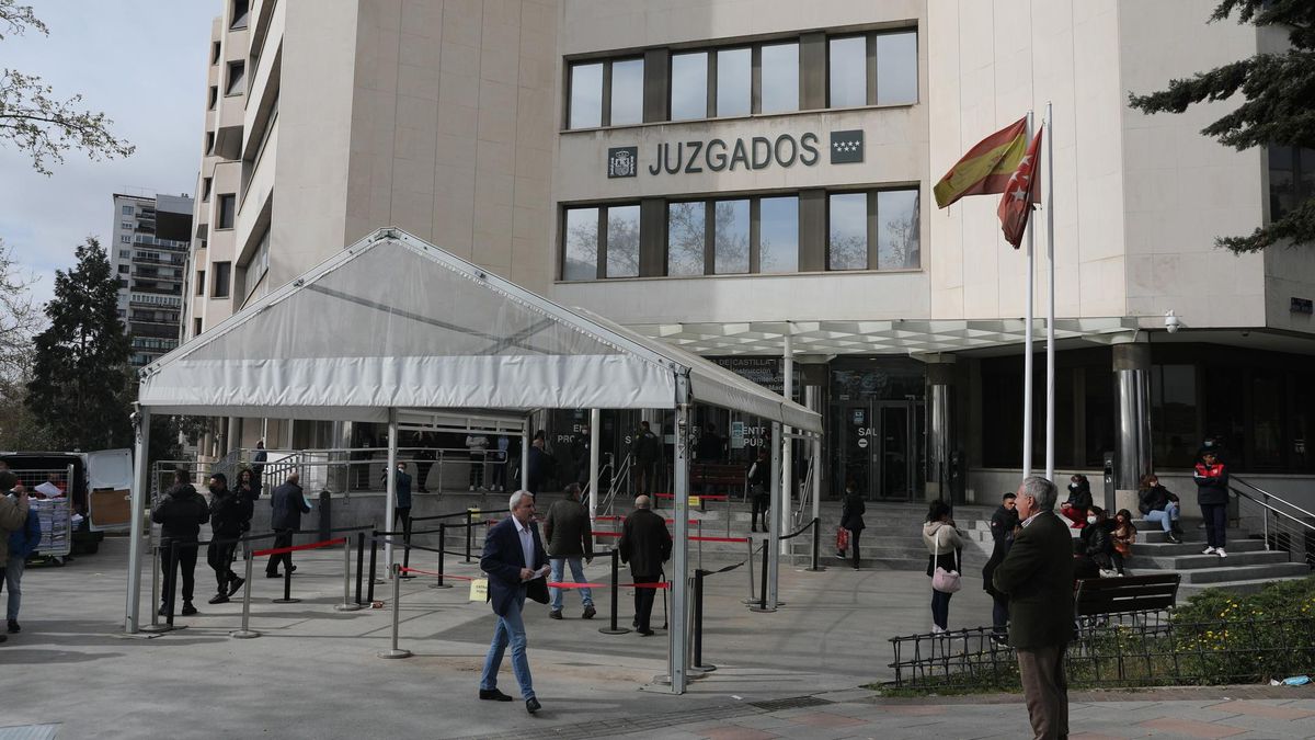 Archivo - Vista de la entrada de los Juzgados de Madrid en Plaza Castilla,  a 8 de abril de 2022,  en Madrid (España). Maestre se presenta como acusación popular en el procedimiento abierto por las comisiones millonarias cobradas supuestamente por influen