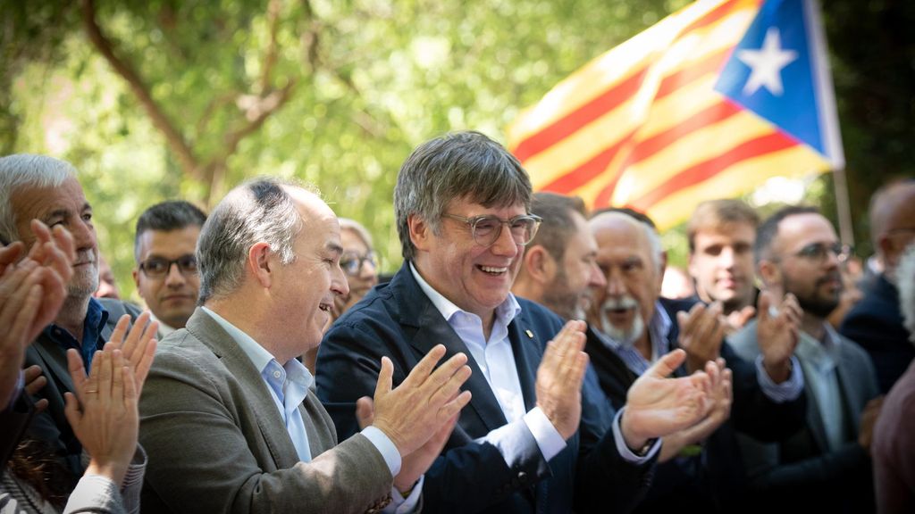 El secretario general de Junts per Catalunya, Jordi Turull (i), y el expresidente de la Generalitat y candidato de Junts a las elecciones catalanas, Carles Puigdemont (d), durante un acto de campaña de Junts