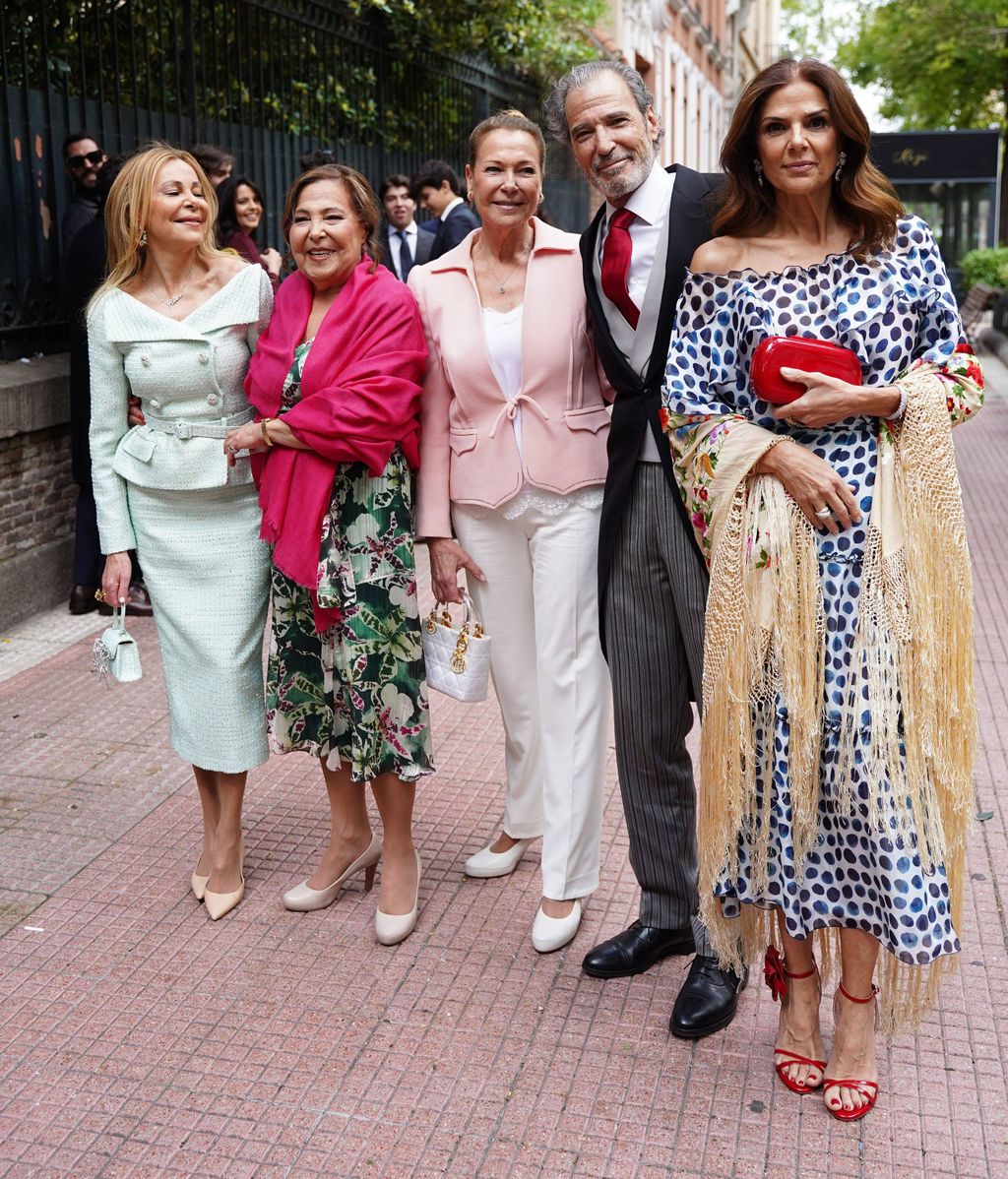 Ana Obregón, sus hermanas Celia, Amalia, su hermano Javier y su mujer, María tevenet