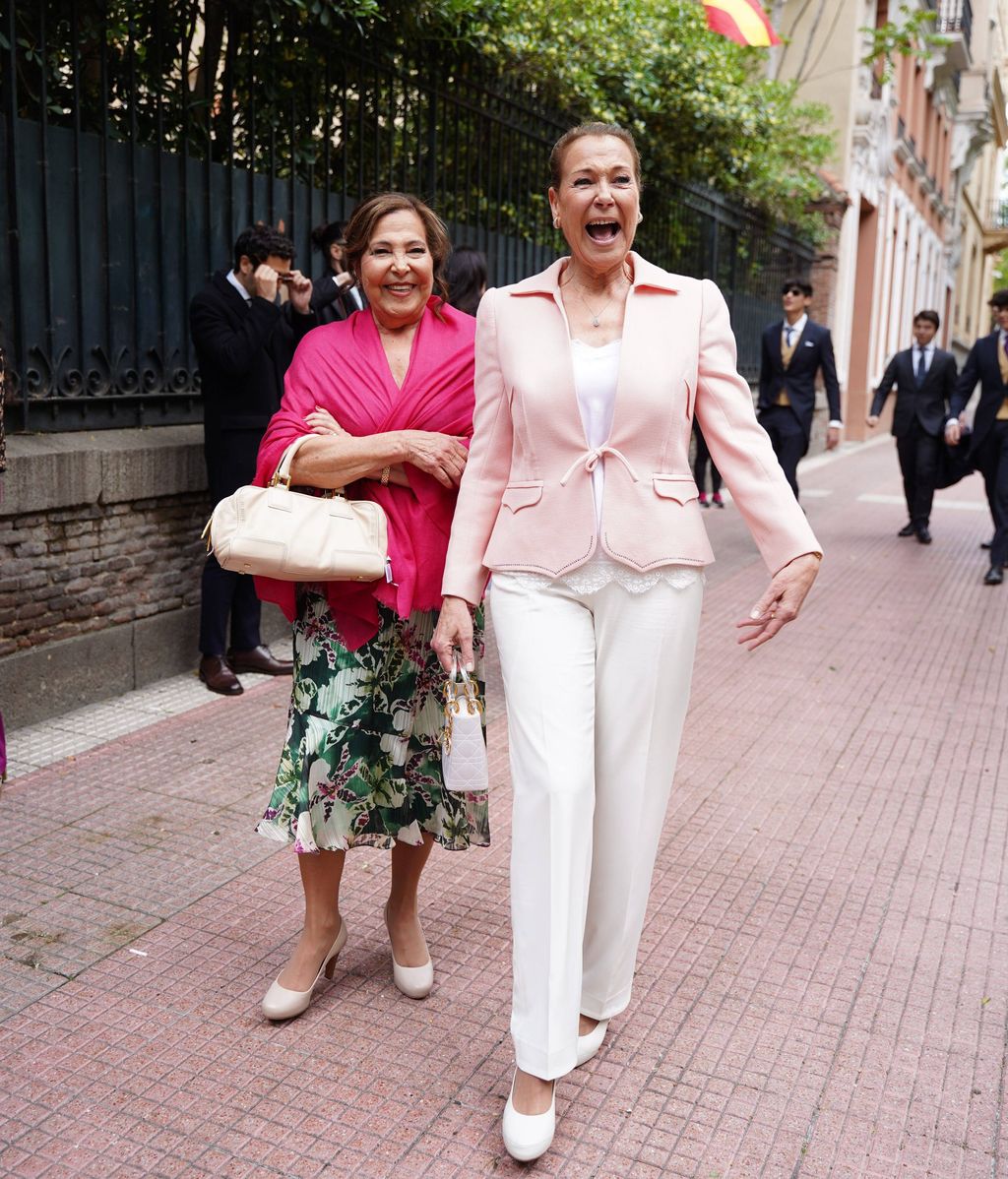 Celia y Amalia García Obregón, llegando a la boda