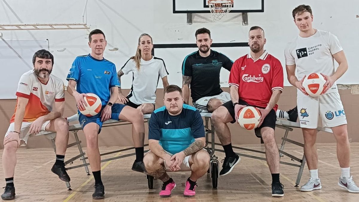 Iván posa junto a sus compañeros de equipo en la mesa de teqball del  pueblo