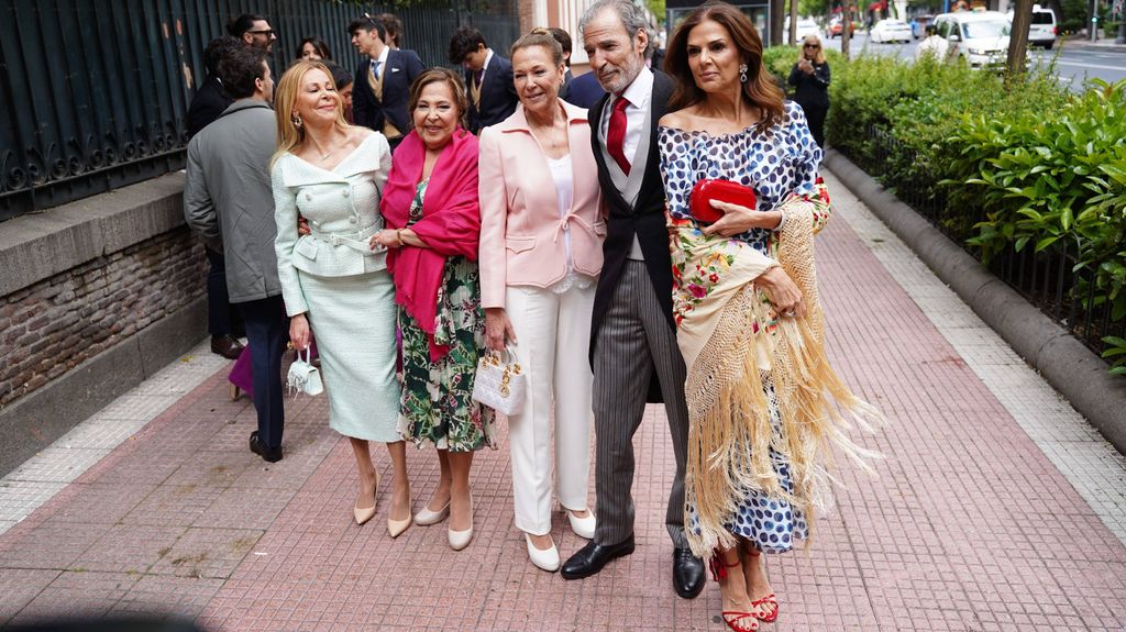 Javier García-Obregón padre, con su mujer y sus hermanas