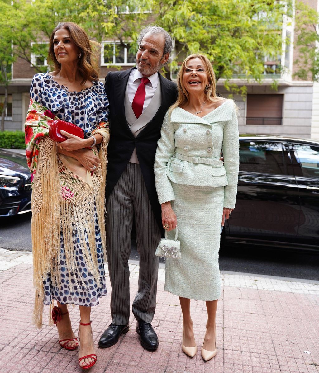 Javier García Obregón y su mujer, María Thevenet, junto a la actriz