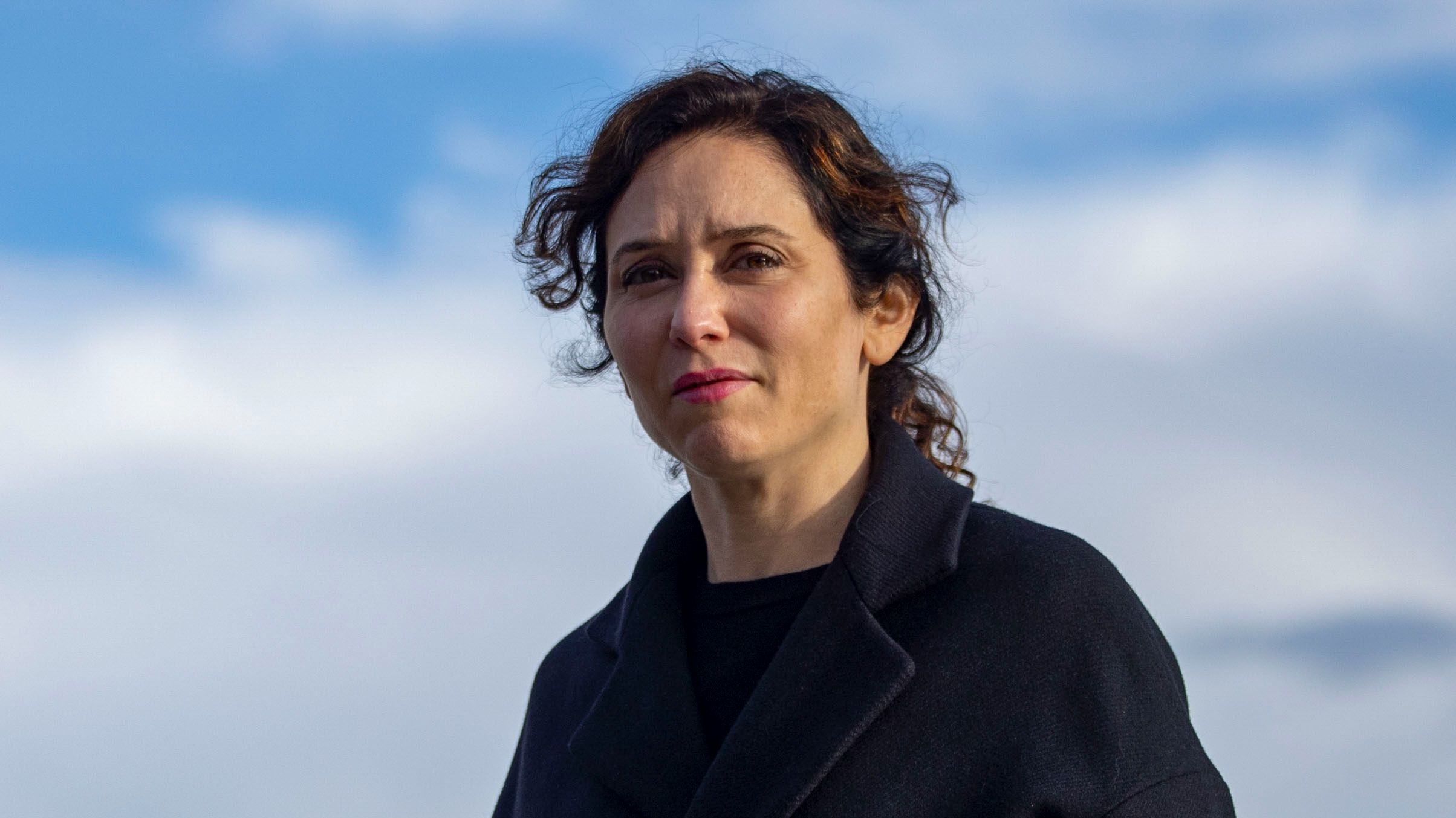 La presidenta de la Comunidad de Madrid, Isabel Díaz Ayuso, a su llegada a la capilla ardiente de la periodista Victoria Prego