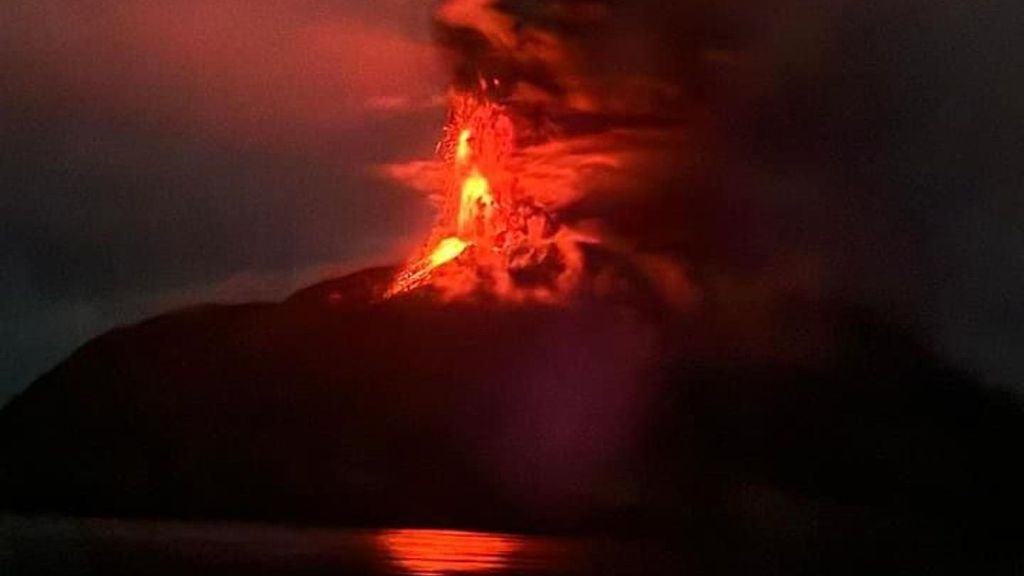 Las erupciones del volcán Ruang, en Indonesia, obligan a la evacuación de 12.000 personas ante el temor a un tsunami
