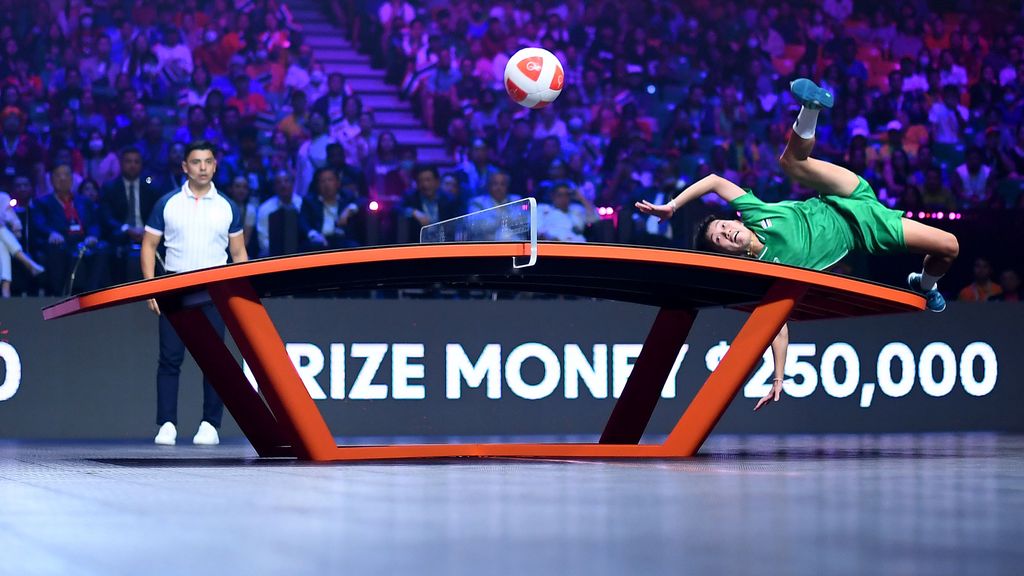 Un acrobático remate en un partido de las Teqball World Series