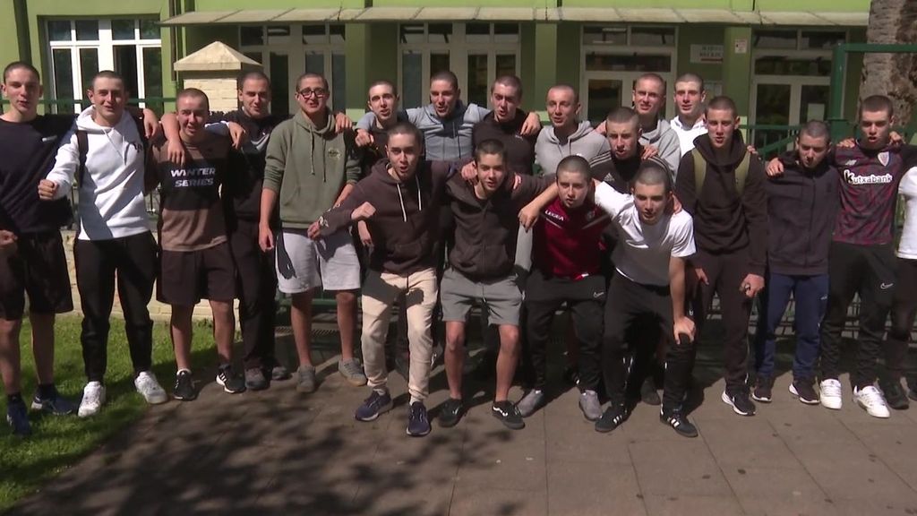 'El escuadrón solidario de los rapados', un grupo de amigos que se han cortado el pelo por un compañero con cáncer