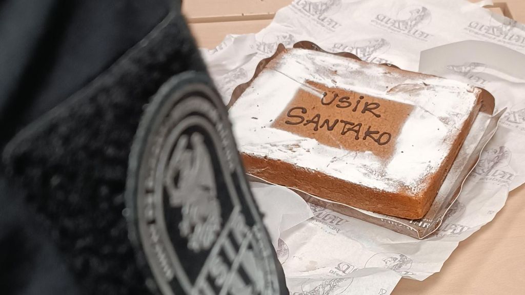 Envían una tarta a la comisaría de Santa Coloma tras salvar su noche de bodas