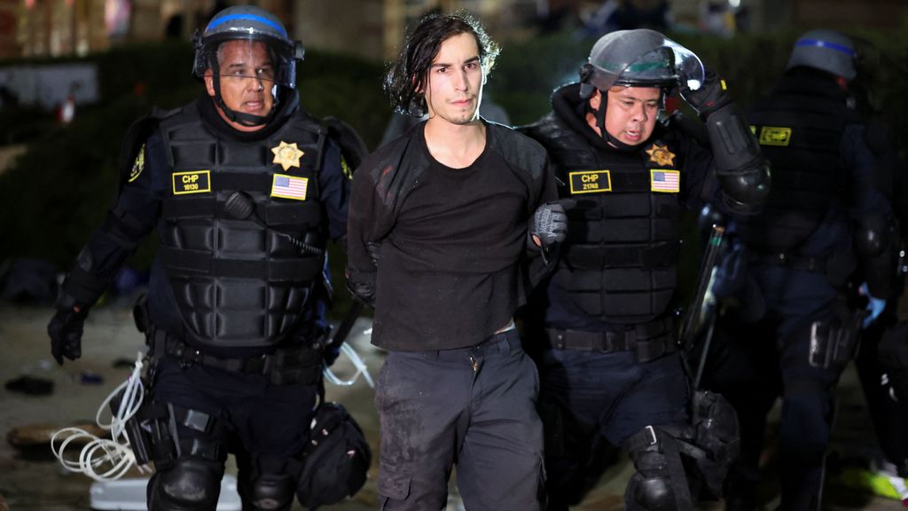 La policía de desmantela las protestas contra Israel en la Universidad de Los Ángeles con detenciones masivas