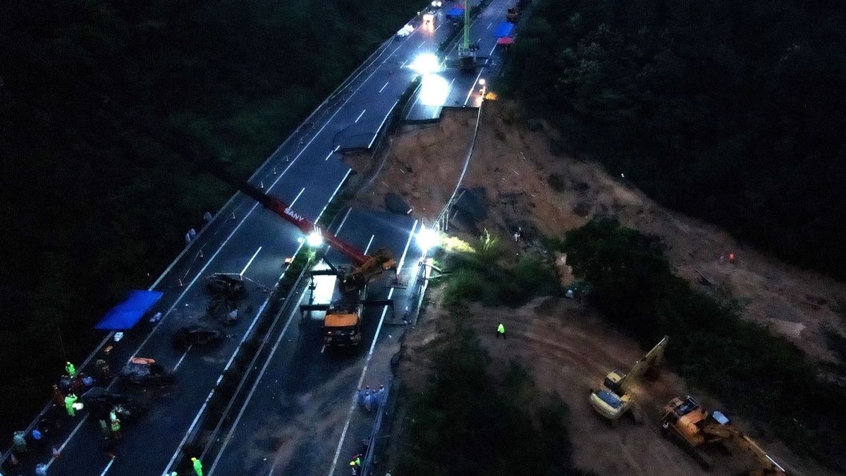 Las intensas lluvias provocaron el hundimiento en una carretera de Cantón.