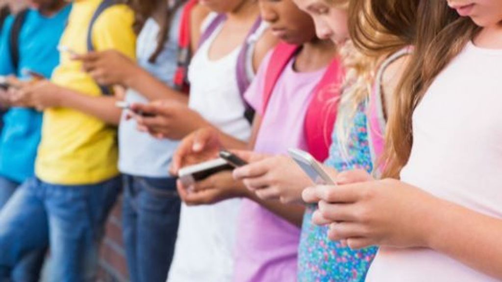 Móviles en manos de menores: los padres esperan el sistema que evitará su acceso a contenidos para adultos