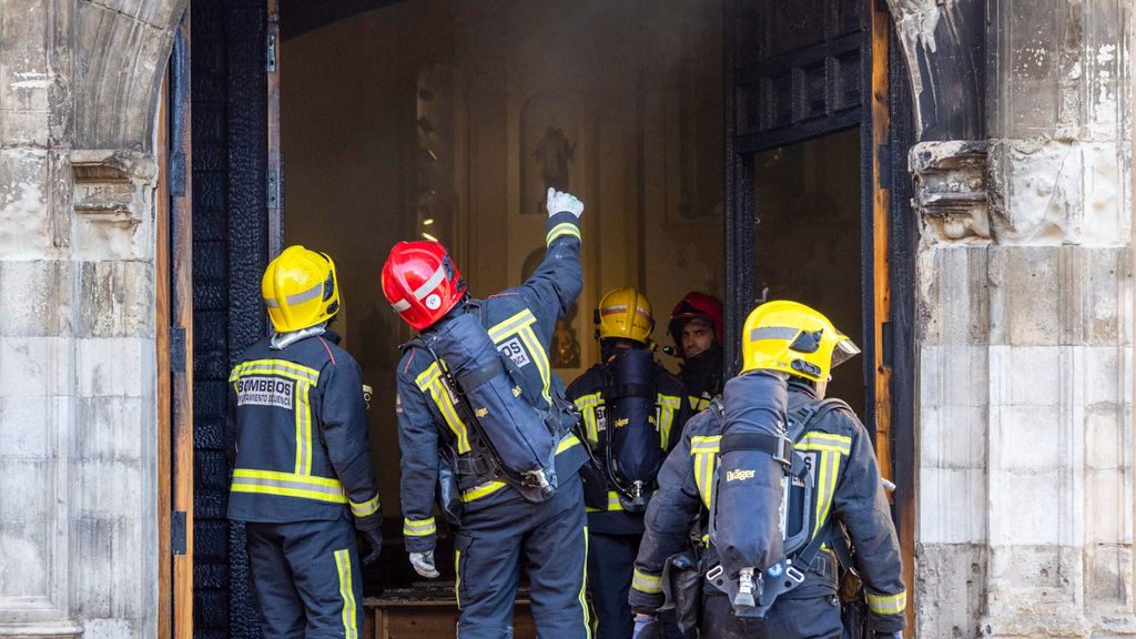 Arde la puerta del convento Concepcionistas de Cuenca tras rociar con gasolina y prender