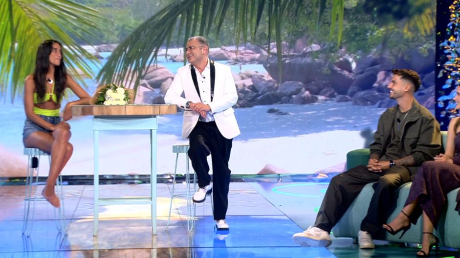 Claudia y Mario hablan en el plató de 'Supervivientes'