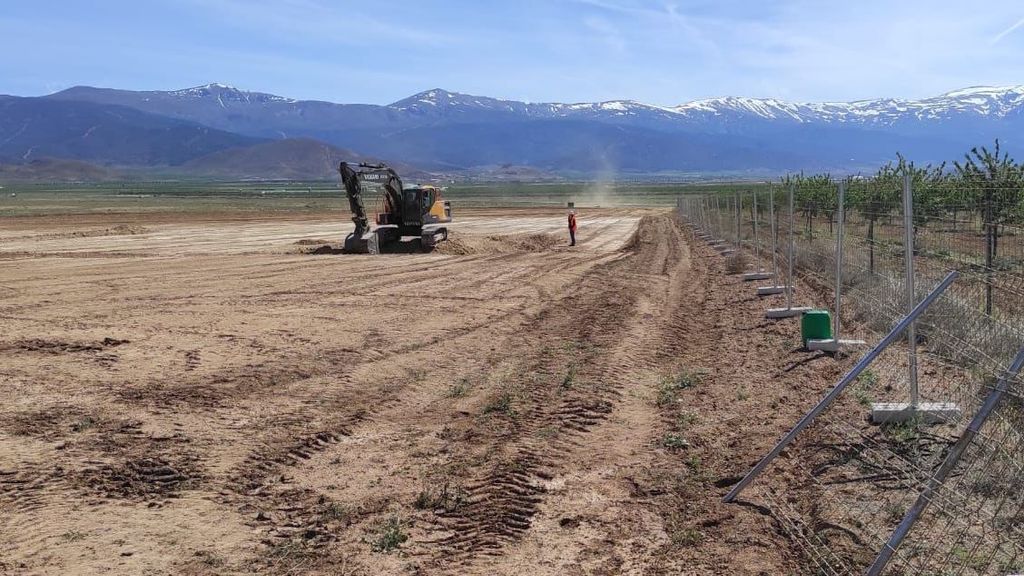 Excavadora en la parcela donde se levantará la planta de biogás en La Calahorra (Granada)