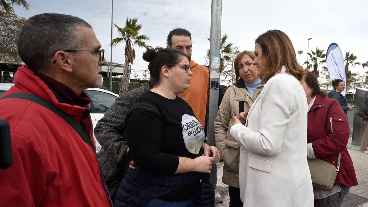 La alcaldesa de Valencia en una protesta de los vecinos del barrio de Orriols