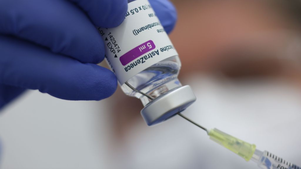 La vacuna de AstraZeneca y la trombosis: lo que reconoce y lo que no admite la farmacéutica
