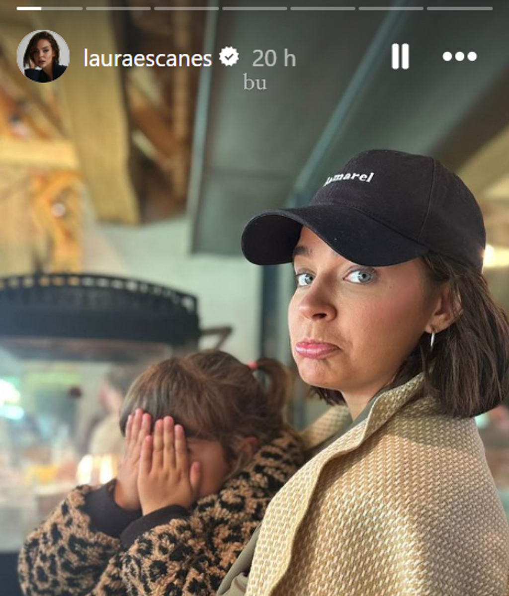 Laura Escanes junto a su hija Roma.