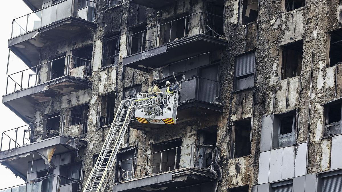 Los bomberos trabajando en el edificio de Campanar