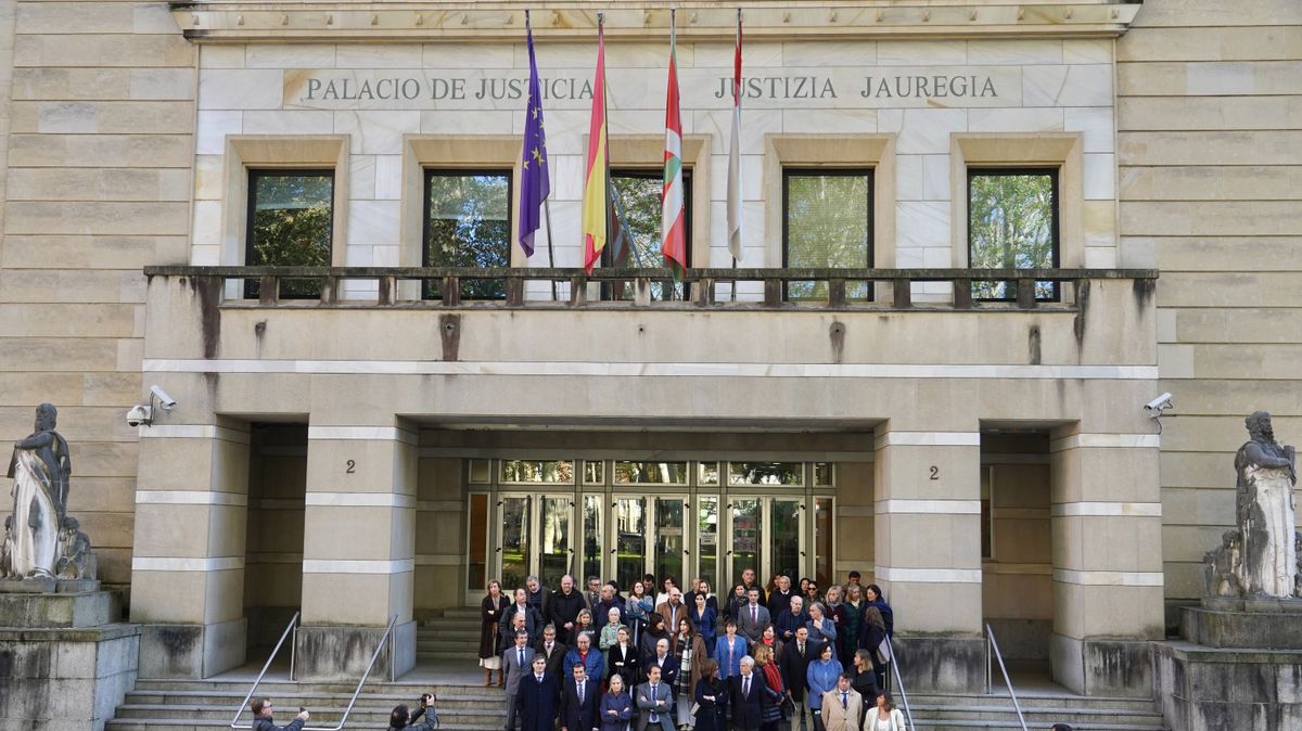 Magistrados vascos durante una concentración en la escalinata del Palacio de Justicia de la capital vizcaína