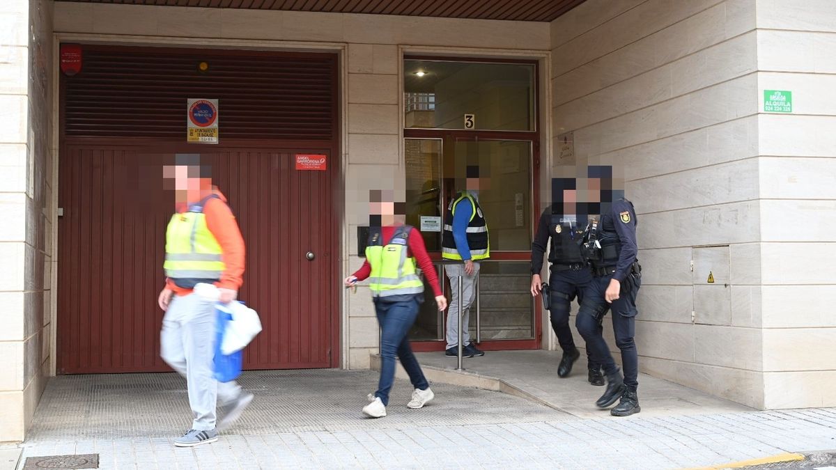 Portal del edificio donde vivía la mujer asesianda por su hijo en Badajoz