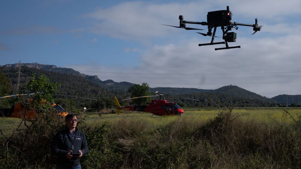 Un profesional maneja un dron