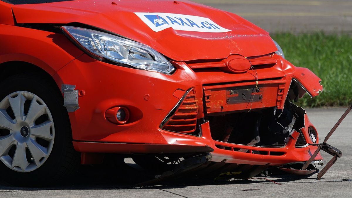 Coche dañado en la parte frontal