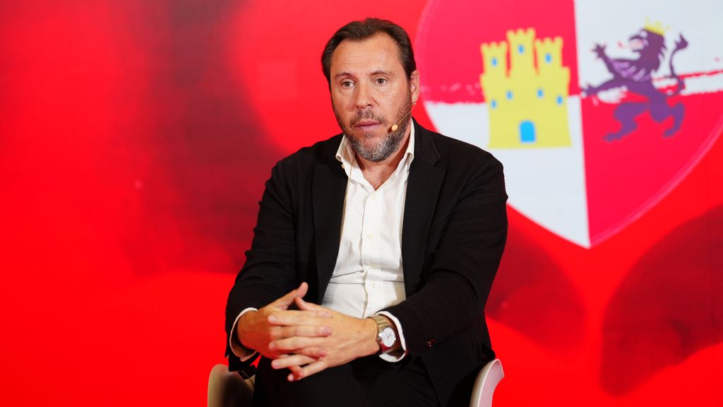El ministro de Transportes, Óscar Puente, critica que el líder del PP, Alberto Núñez Feijóo, apoye a Javier Milei