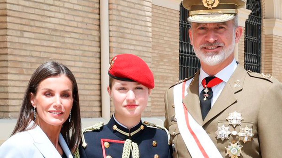 El posado de la familia real en la jura de bandera