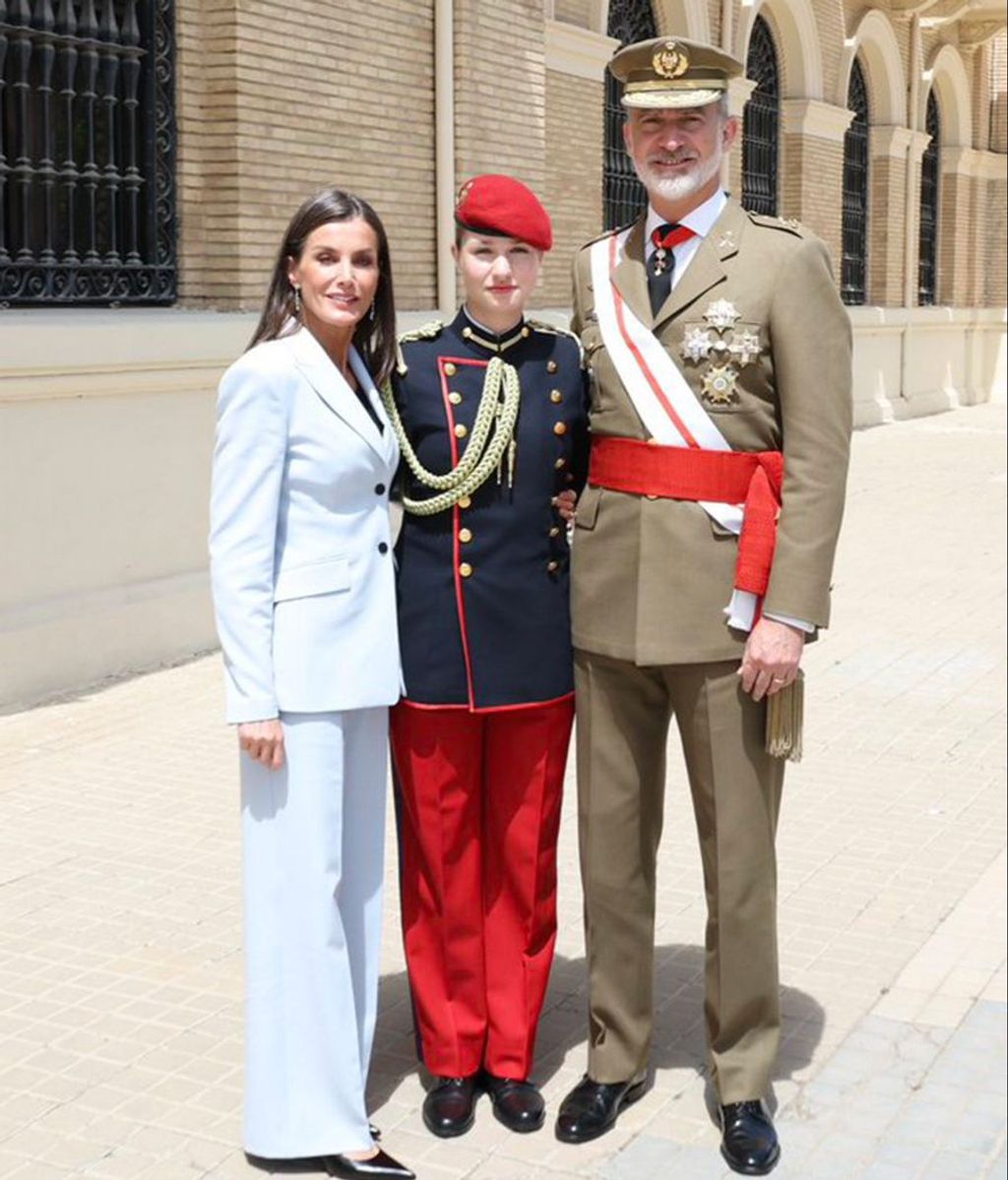 El posado de la familia real en la jura de bandera