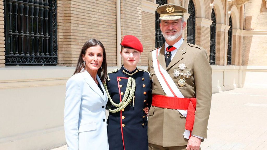 El posado de la familia real en la jura de bandera