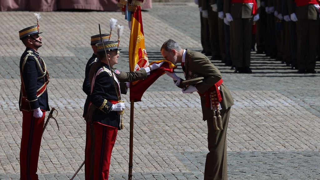 El rey Felipe VI jura bandera de nuevo