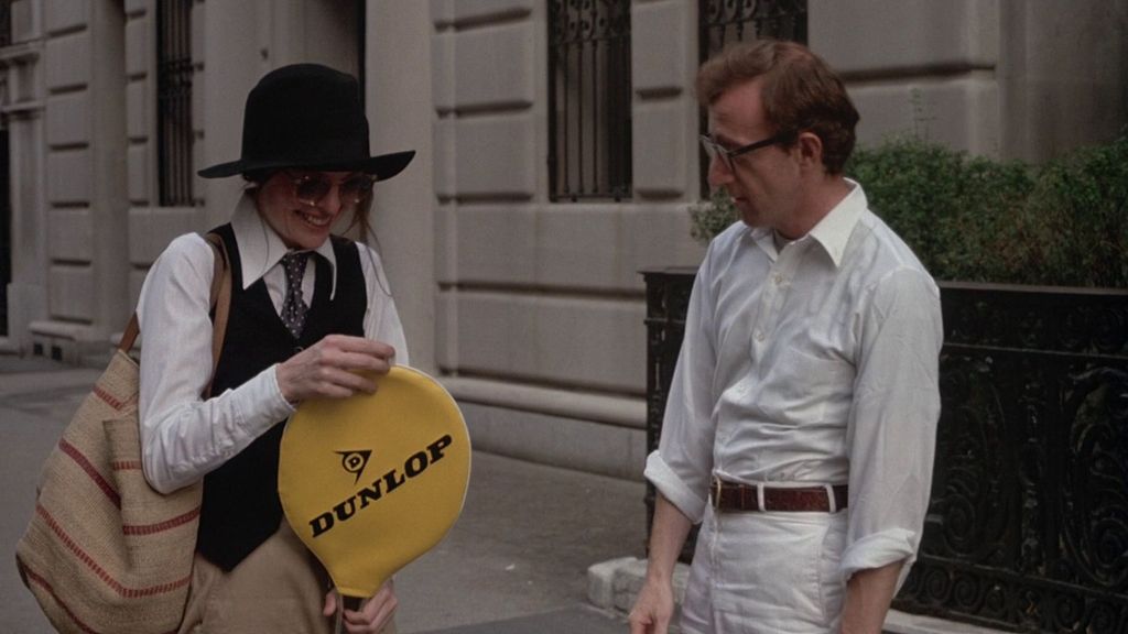 En esta escena, Diane Keaton y Woody Allen se conocen en un amistoso partido de tenis por parejas