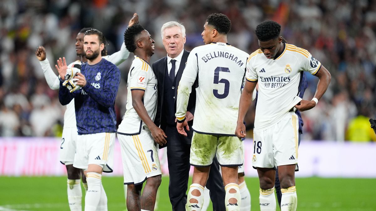 Los jugadores del Real Madrid y Carlo Ancelotti celebran una victoria