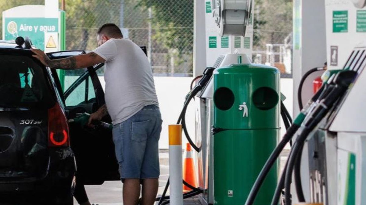 ¿Por qué no debemos repostar gasolina a media mañana o las cinco de la tarde?