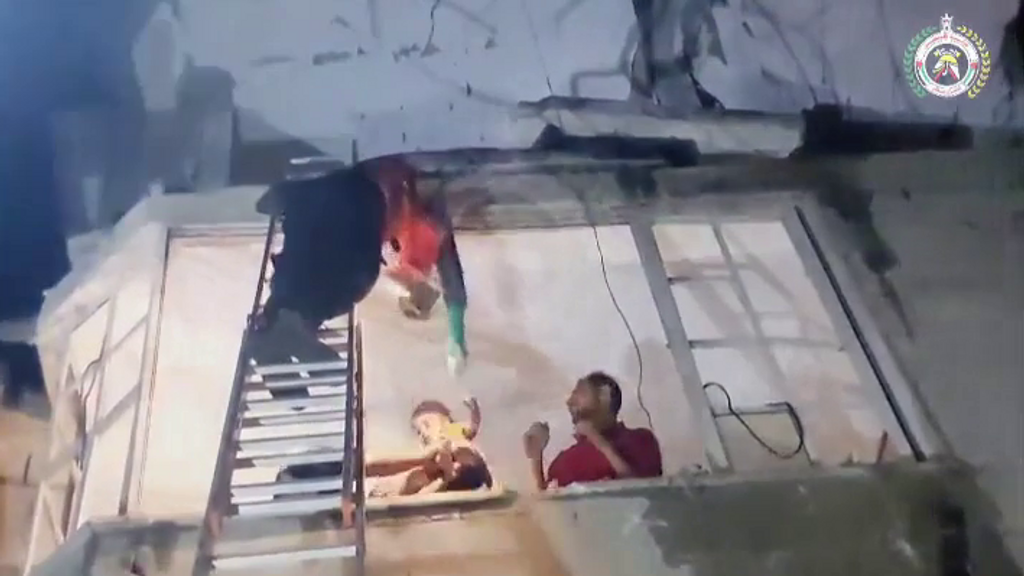 Rescatados dos niños de un edificio bombardeado en Gaza