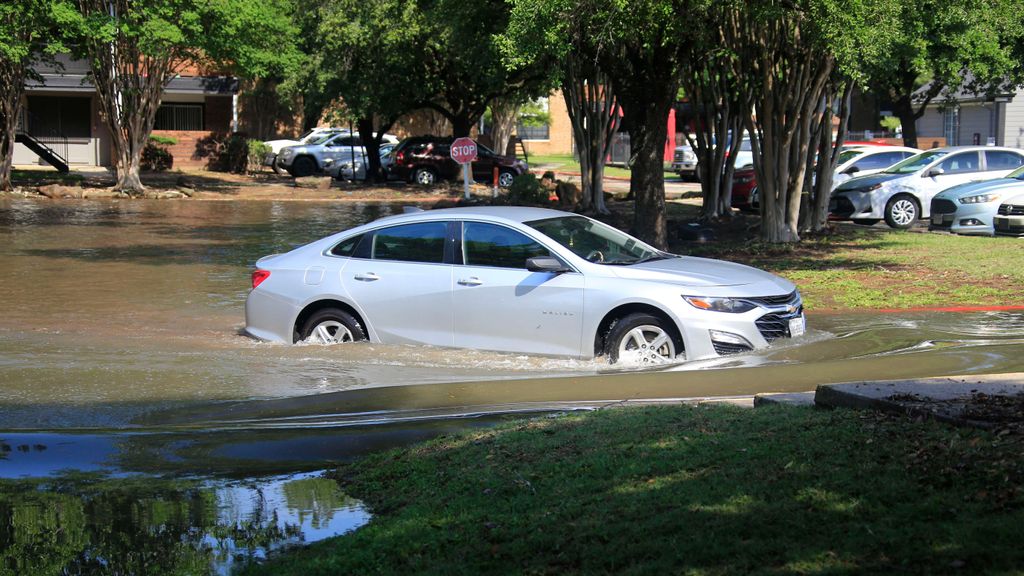 Un coche en las inundaciones en una zona residencial en Spring, Texas, Estados Unidos