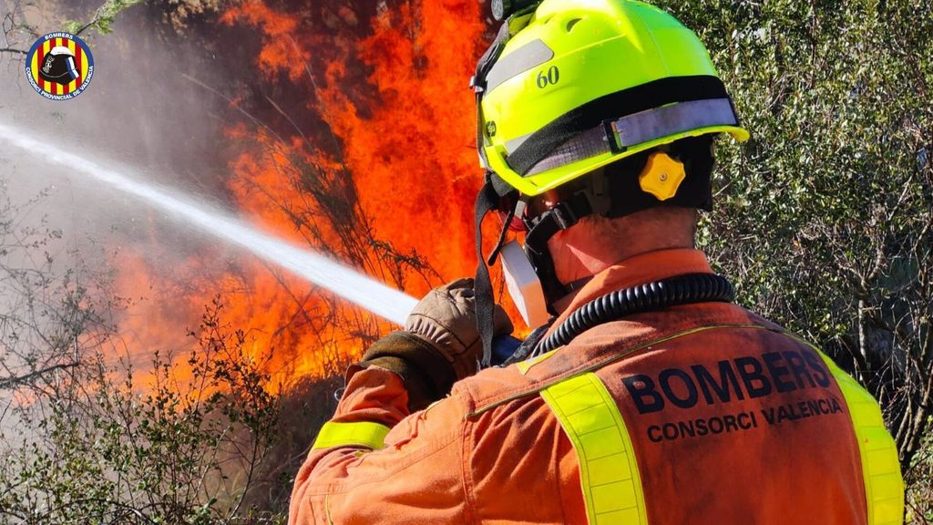 Un incendio forestal obliga a confinar una urbanización en Riba-roja de Túria, Valencia