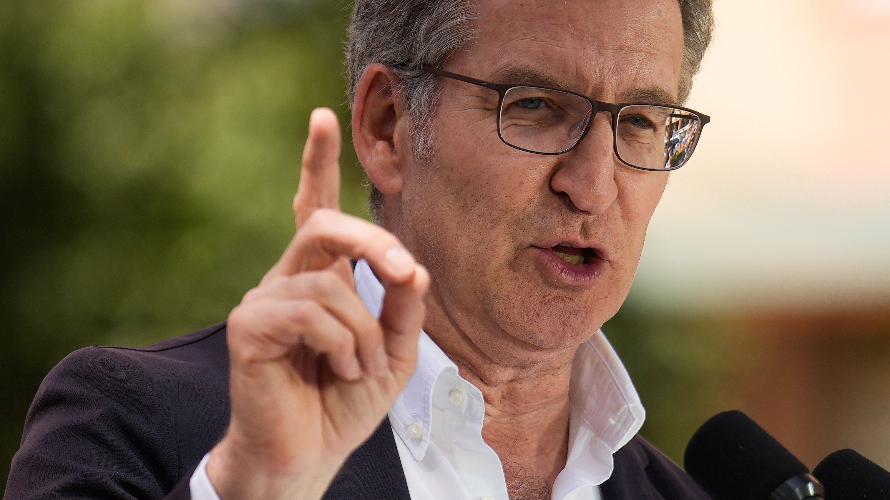 Alberto Núñez Feijóo se plantearía hablar con Carles Puigdemont pero antes "tiene que reconciliarse con la ley"