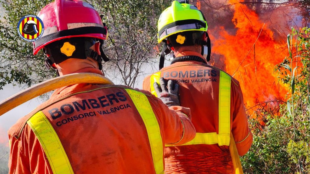 Bomberos combaten las llamas en el incendio de Ribarroja de Turia
